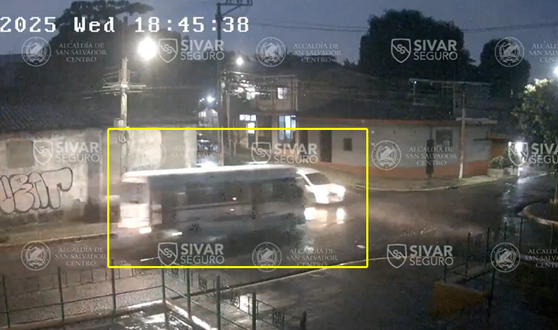 Conductor no hace el Alto reglamentario y provoca fuerte accidente en la capital
