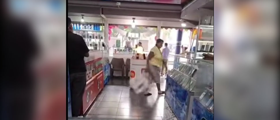 Denuncian a señora que ingresa a negocios de Sonsonate arroja la mercadería si no se la regalan