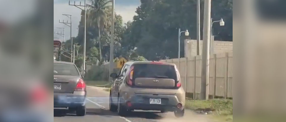 Conductor de “Killer Soul” no quiso hacer fila en el tráfico y circuló por el carril auxiliar 