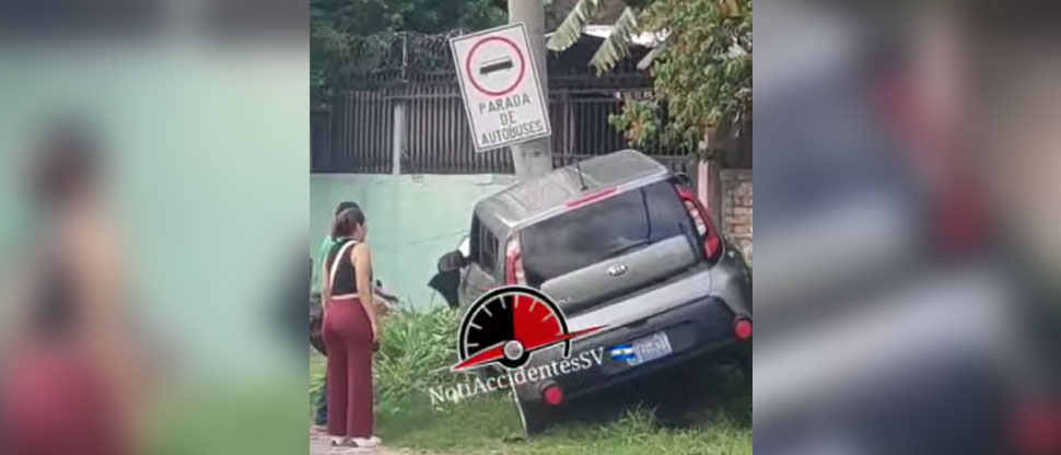 Kia Soul se estrella contra parada de buses y poste en la Troncal del Norte, su conductora está ilesa