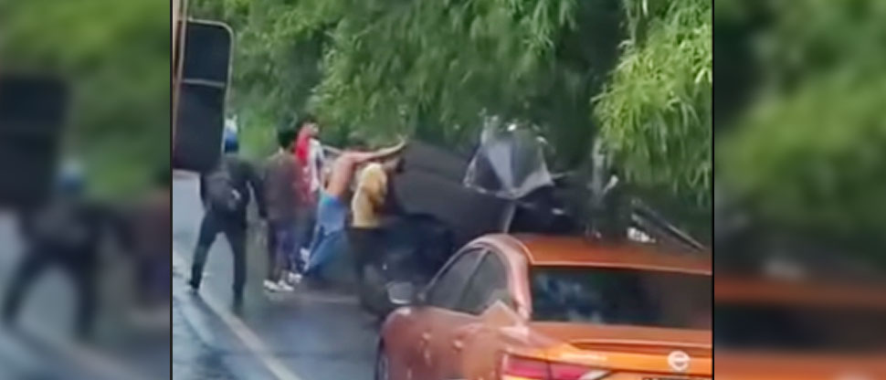 Auxilian a personas atrapadas en vehículo tras accidente en carretera a Sonsonate