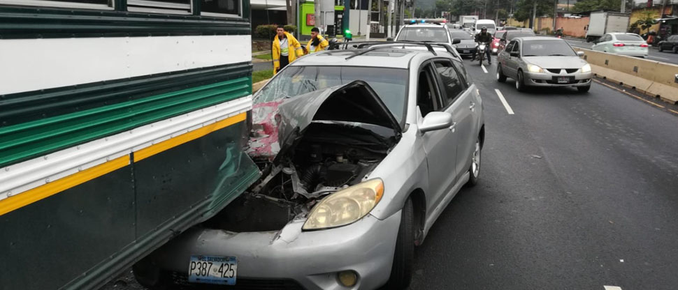 Fuerte accidente de tránsito entre automóvil y un autobús en Santa Tecla