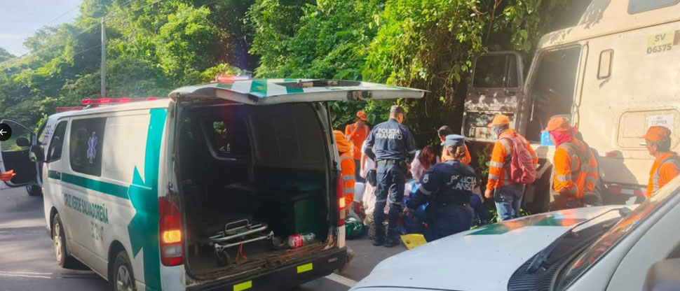Conductor de camión se accidenta y deja a un trabajador del FOVIAL lesionado