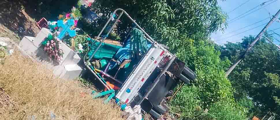 Conductor de camión se salva tras volcar cerca de tumbas en el cementerio de San Miguel