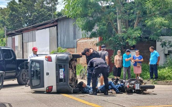 Pick up embiste a motociclista y deja un lesionado