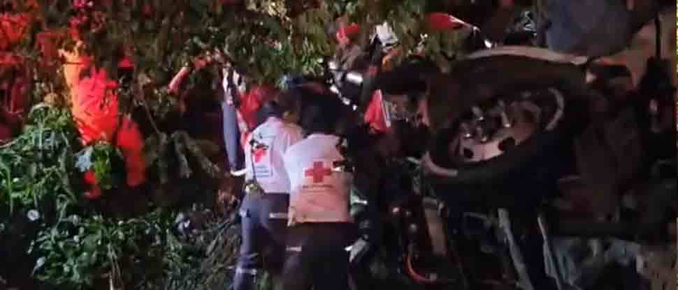 Accidente deja dos hombres de 17 y 35 años lesionados en autopista a Comalapa