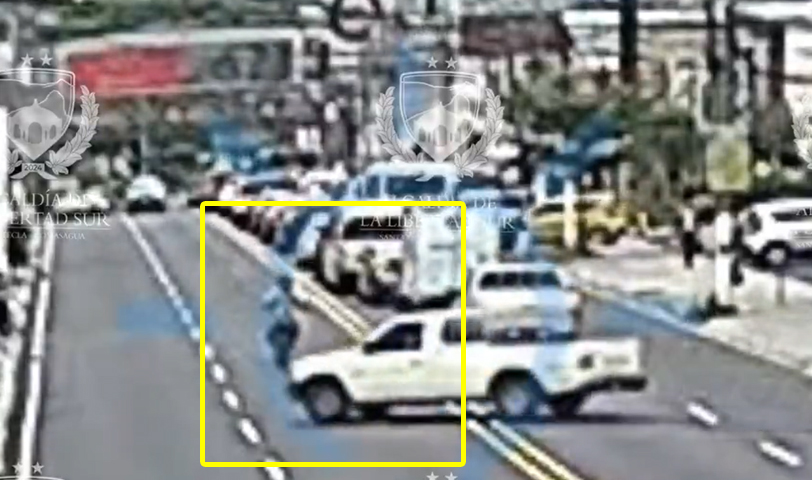 Conductor de pickup se cruza doble línea amarilla y provoca grave accidente en Santa Tecla