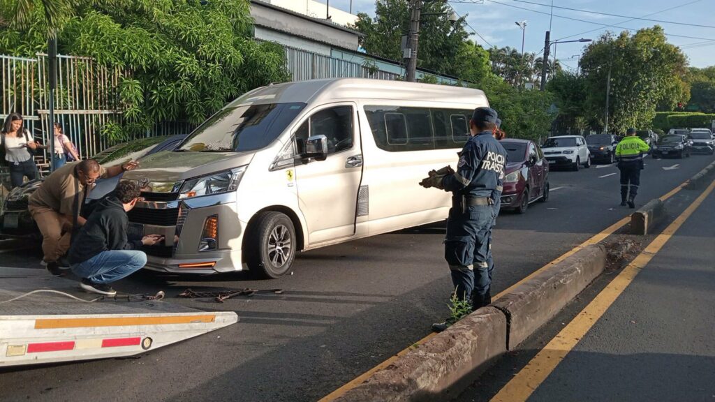 Conductora resulta lesionada tras invadir carril y ser impactada por un microbús