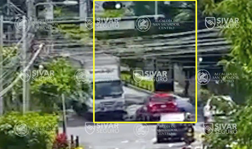 Conductor se tira el semáforo en rojo y provoca grave accidente en San Salvador