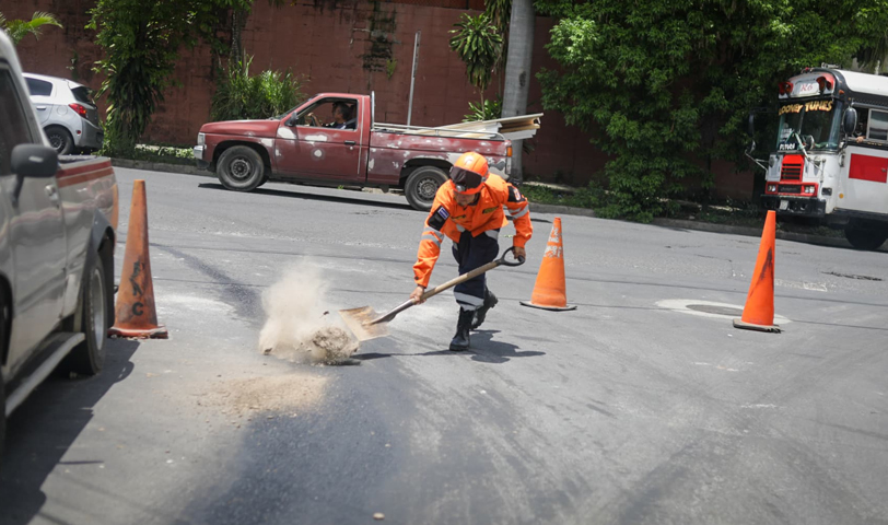 Remueven residuos de aceite derramado en calle a Mariona