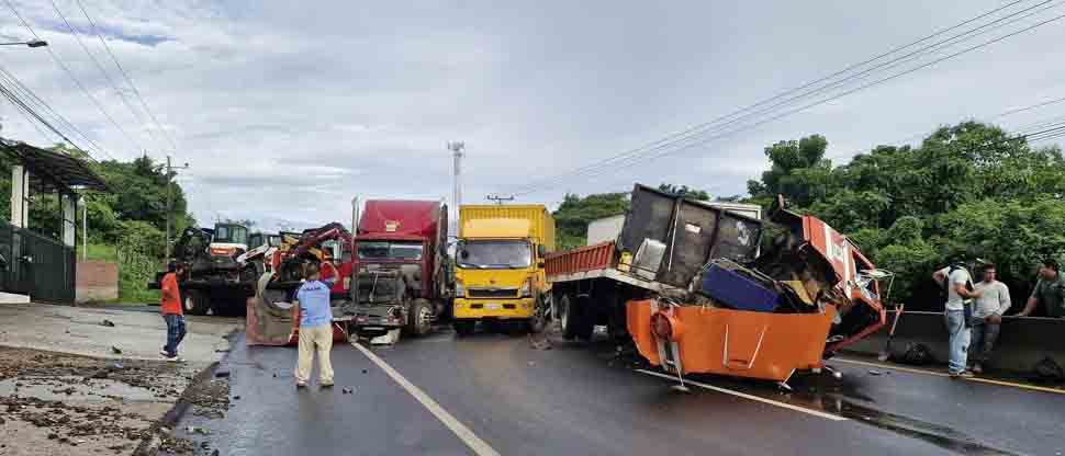Aparatoso accidente en el desvío de San Juan Opico este sábado