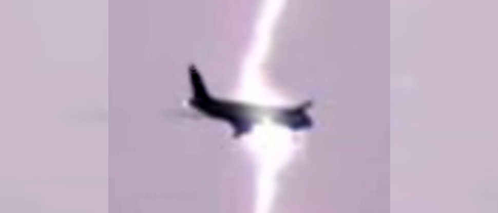 Pasajeros viven momentos de tensión al impactar dos rayos en avión con destino a Honduras