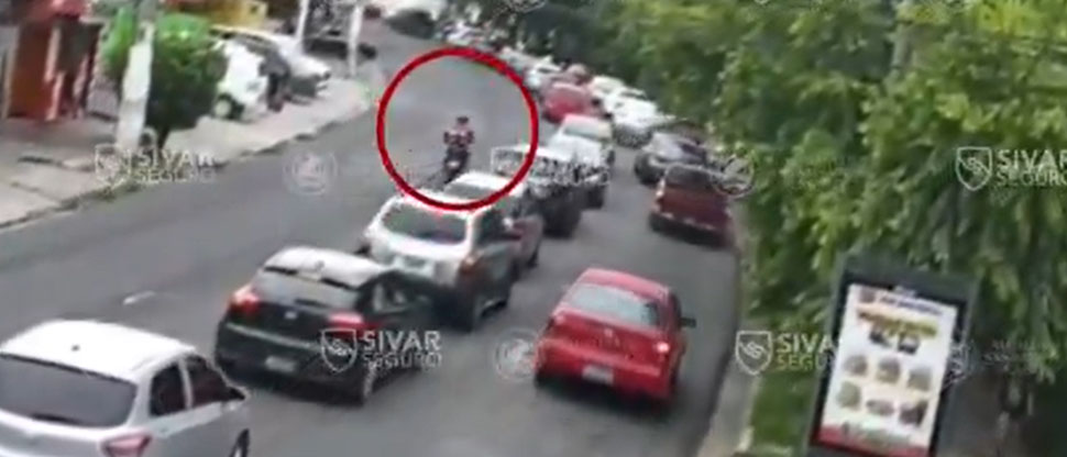 Vehículo choca contra motociclista que iba en sentido contrario en San Salvador