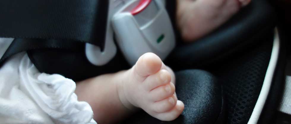 Bebé muere luego de que su madre lo dejara en auto caliente mientras se hacía cirugía estética