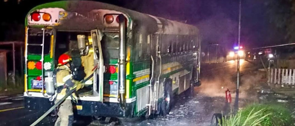Pasajeros viven momentos de tensión al incendiarse autobús en Sonsonate