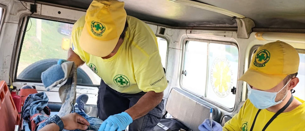 Conductor arranca autobús sin esperar que pasajero terminara de bajarse