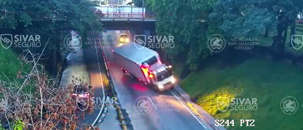 Captan el impactante momento cuando camión vuelca en alameda Manuel Enrique Araujo