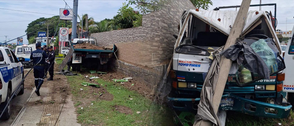 Conductor y dos peatones resultan lesionados tras chocar camión en postes y muro de un motel