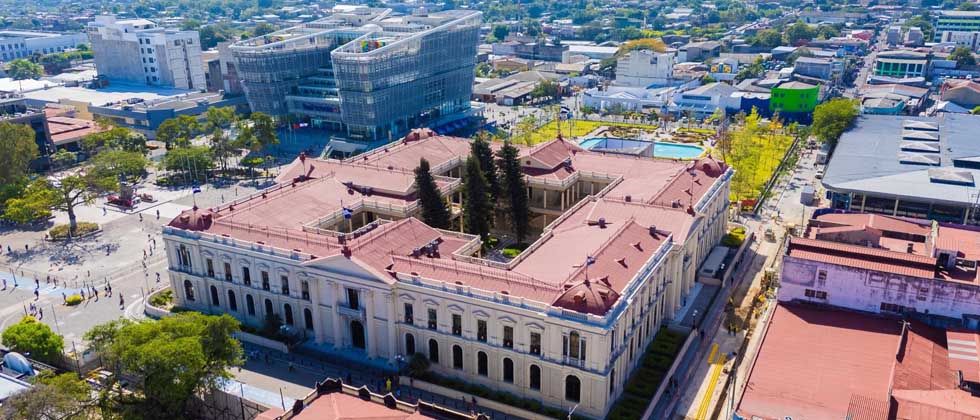 Cableado subterráneo en el Centro Histórico de San Salvador tiene 85 % de avance