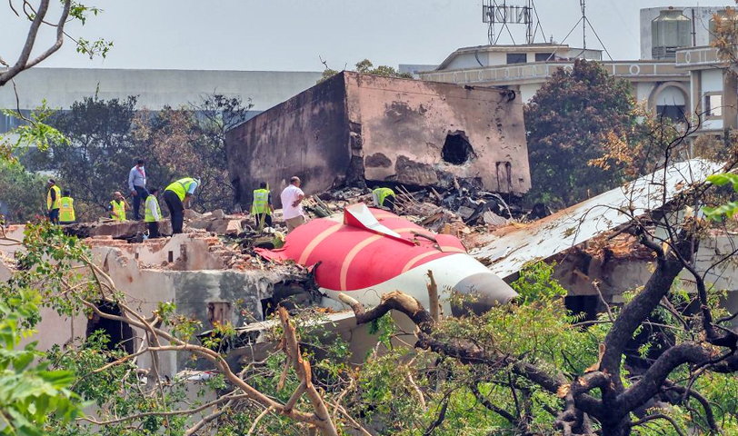 Localizan caja negra del avión que se estrelló el jueves en La India y que dejó más de 260 fallecidos