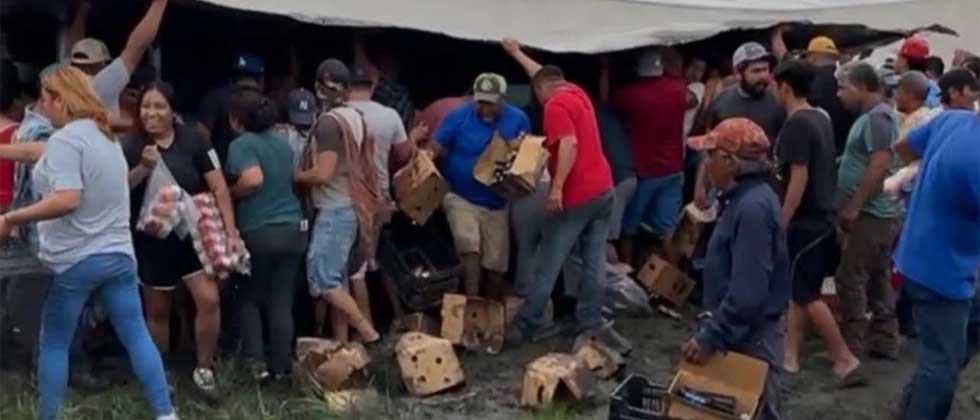 Se llevan decenas de cervezas de camión volcado en carretera