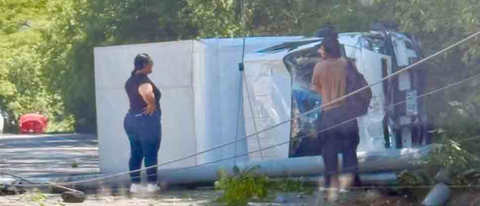 Conductor de camión pierde el control y choca contra poste en Metapán