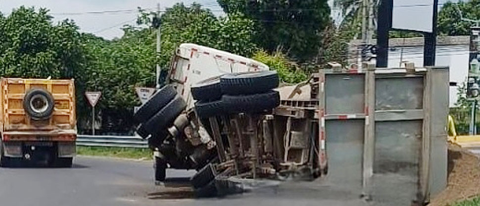 Reportan camión volcado en cercanías a ciudad Versalles, San Juan Opico