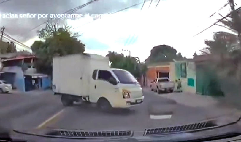 Conductor de camión realiza giro imprudente y por poco provoca una tragedia en San Salvador
