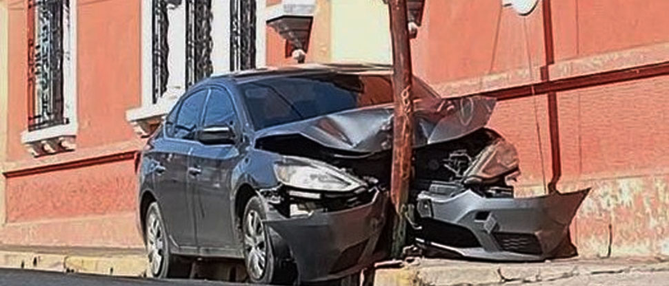 Conductor pierde el control de su camioneta y se estrella contra un poste en Santa Ana