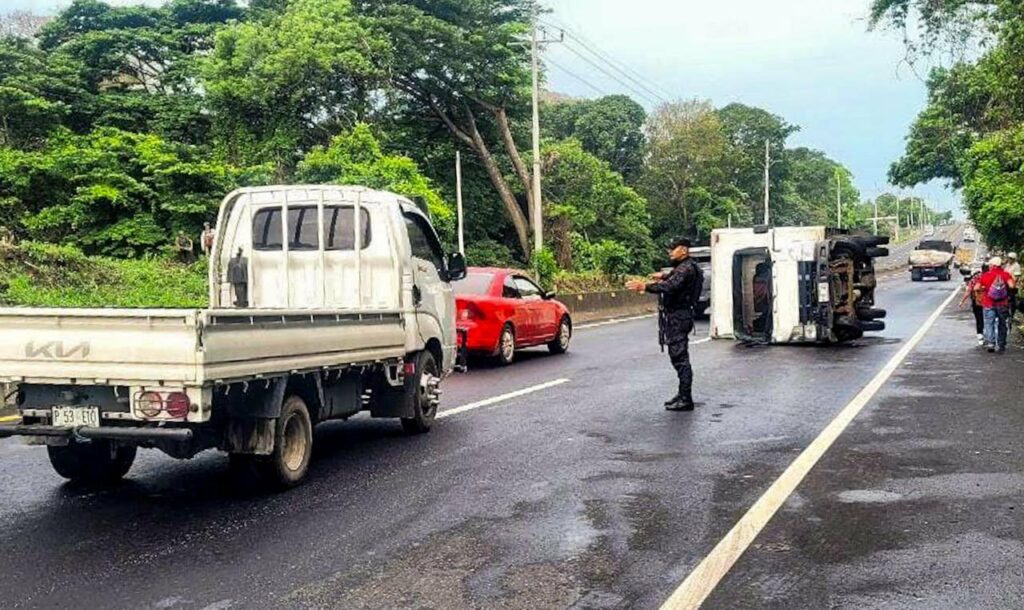 Conductor de camión repartidor pierde el control y vuelca en carretera a Sonsonate