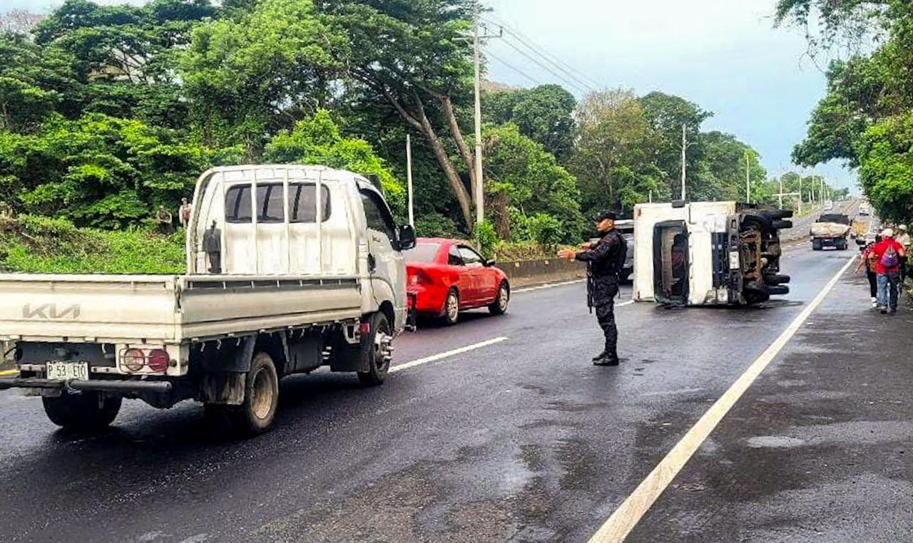 Conductor de camión repartidor pierde el control y vuelca en carretera ...