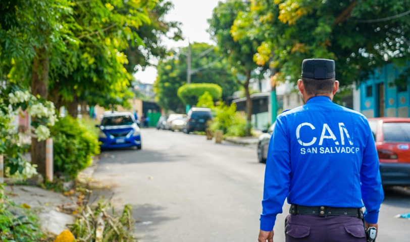 Liberan vías que eran utilizadas para apartar parqueos no autorizados en San Salvador