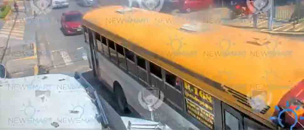 Captan a camionero chocando contra bus de la ruta 168 por no respetar la luz roja del semáforo