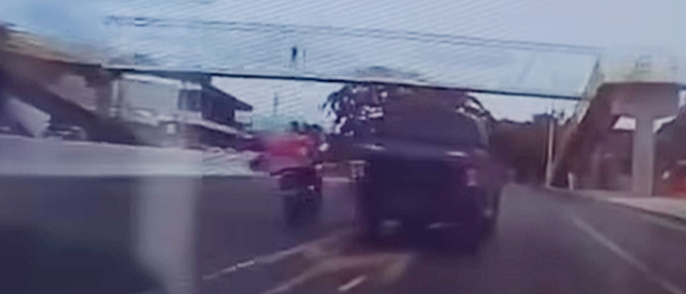 Denuncian a conductor que casi se pasa llevando a motociclista en Santa Ana