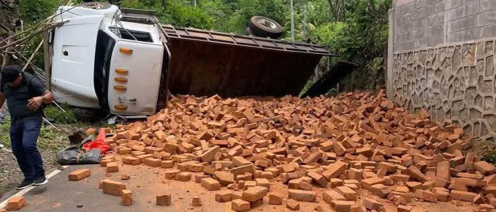 Camión que transportaba ladrillos vuelca en Morazán