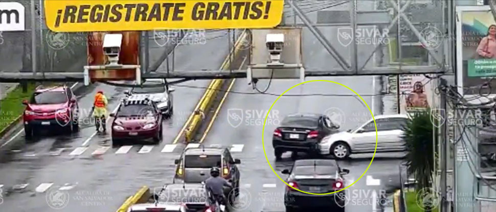 Conductor provoca accidente tras irrespetar luz roja de semáforo