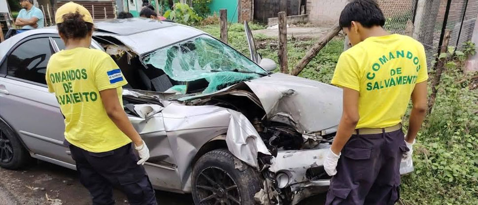 Conductor se salva de milagro tras chocar contra una rastra en Sonsonate