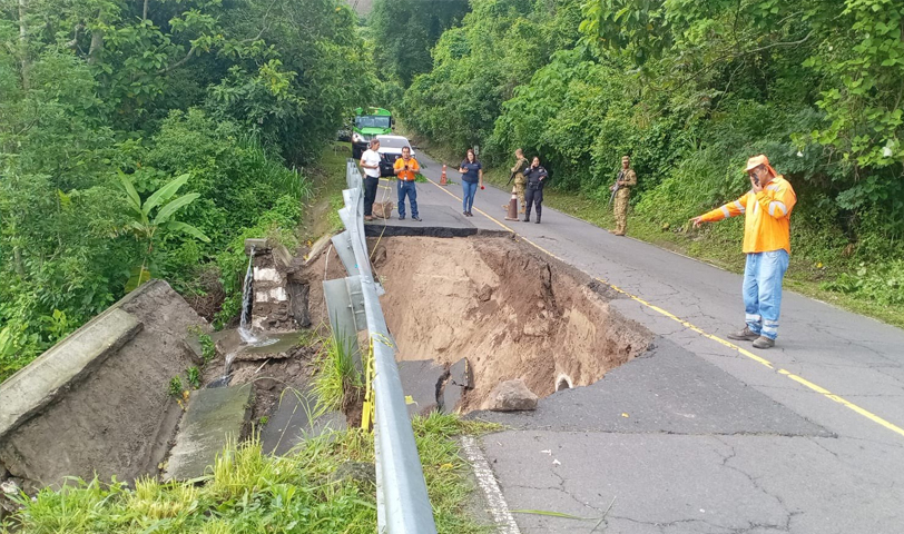 Identifican cárcava formada sobre la carretera Panorámica en Cuscatlán