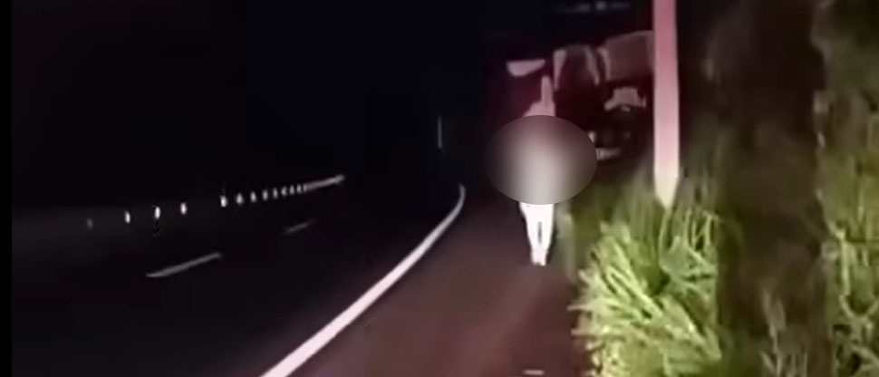 Captan a hombre cargando el cadáver de un familiar que estaba tendido en la calle