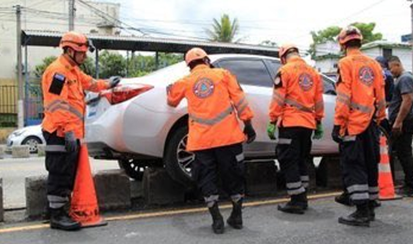 Remueven vehículo y aceite derramado que dejó accidente en San Salvador