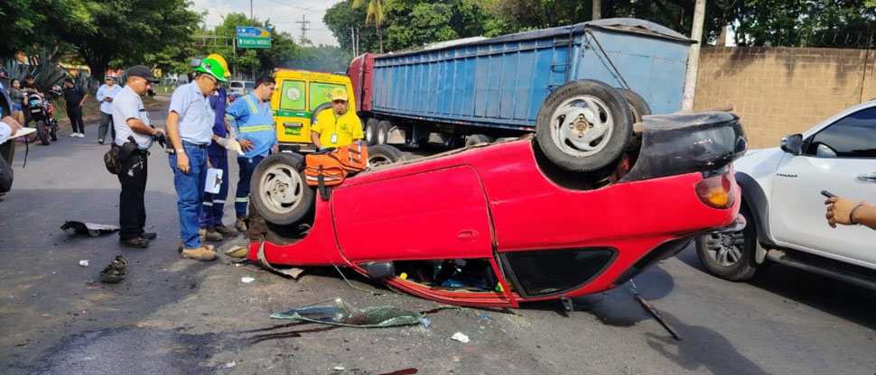 Hombre se salva de milagro tras volcar su vehículo en Quezaltepeque