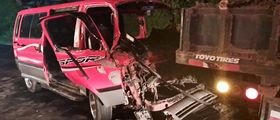 Dos personas atrapadas deja choque entre microbús y camión en carretera a Suchitoto