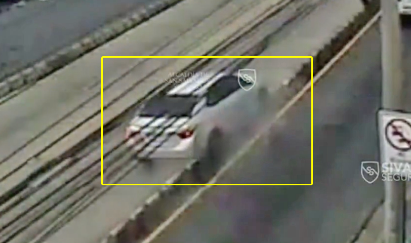 Cámaras de Sívar Seguro captan momento cuando conductor termina atascado en separadores