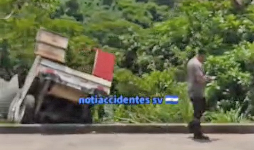 Camioncito que transportaba gas se cae en un barranco en autopista a Comalapa