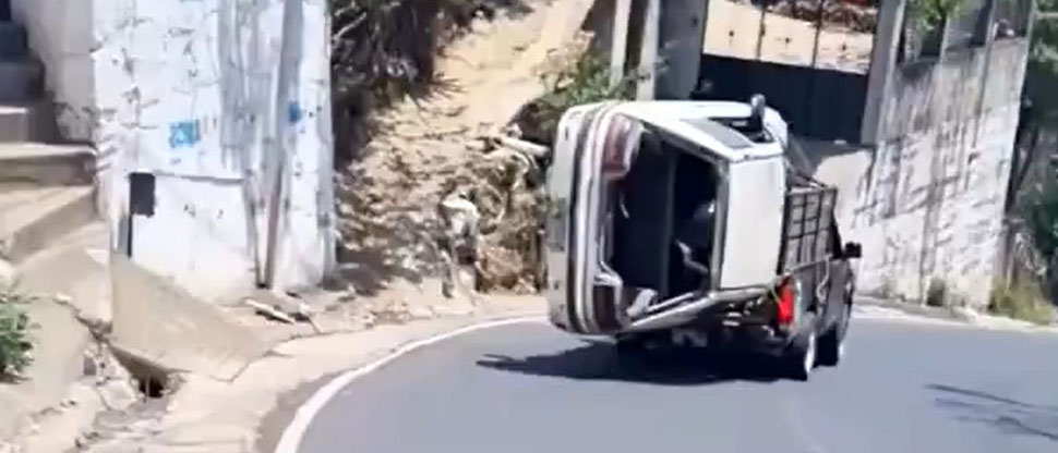 Se viraliza pick up de compra de chatarra, llevando un carro en la cama del automotor