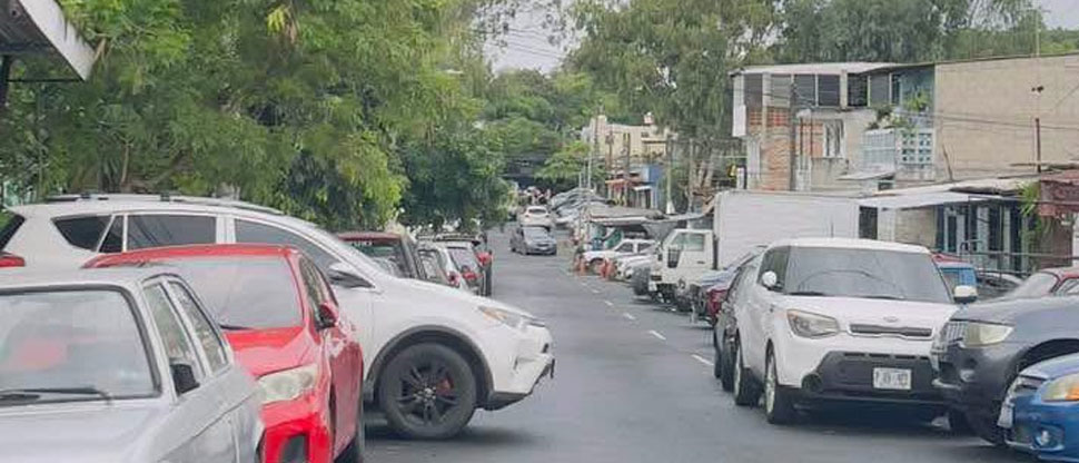 Denuncian a conductores que obstruyen la vía en colonia las Margaritas, Soyapango