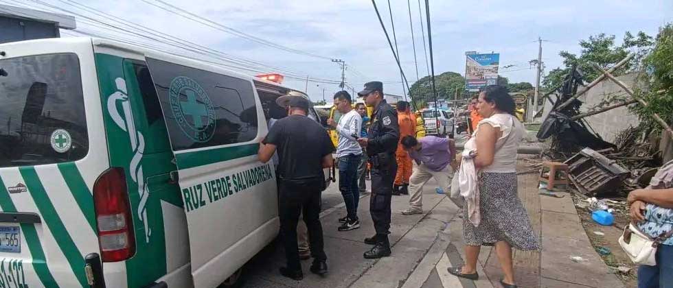 Camión se estrella contra el muro de un motel en carretera al Puerto de La Libertad