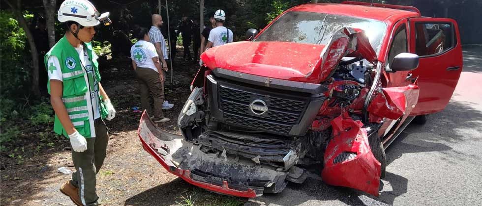 Pick up con turistas se accidenta en túnel de la carretera Litoral