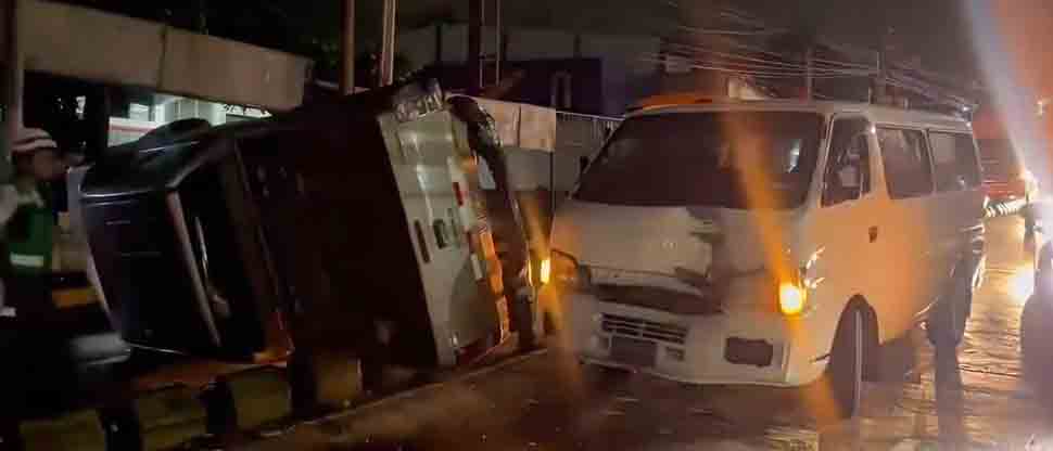 Conductor pierde el control pick up y vuelca en el bulevar del Ejército