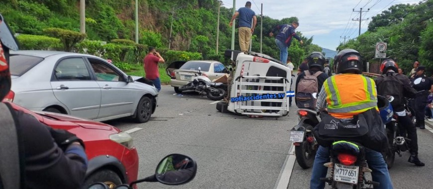 Reportan múltiple accidente de tránsito en autopista a Comalapa